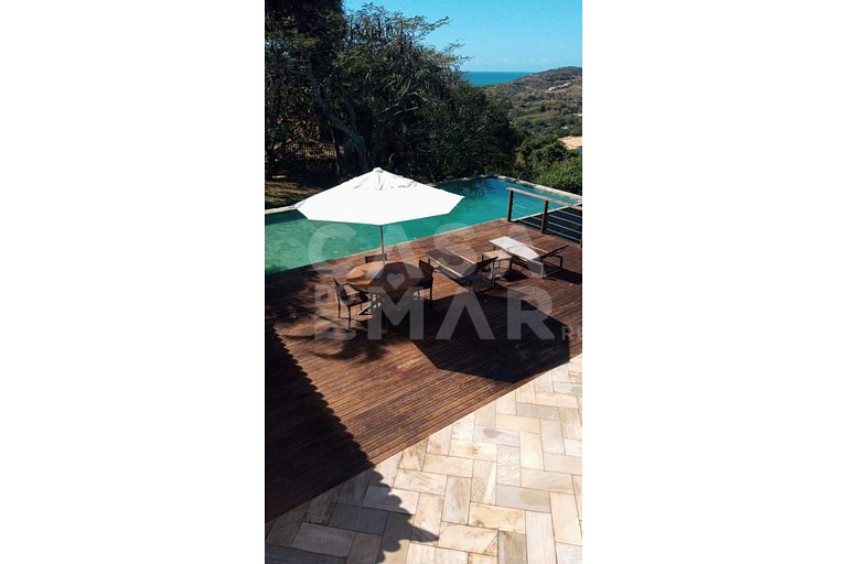 Linda casa com cinco suítes, localizada na Praia da Ferradur