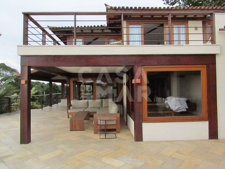 Linda casa com cinco suítes, localizada na Praia da Ferradur