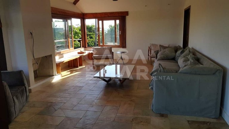 Linda casa com cinco suítes, localizada na Praia da Ferradur