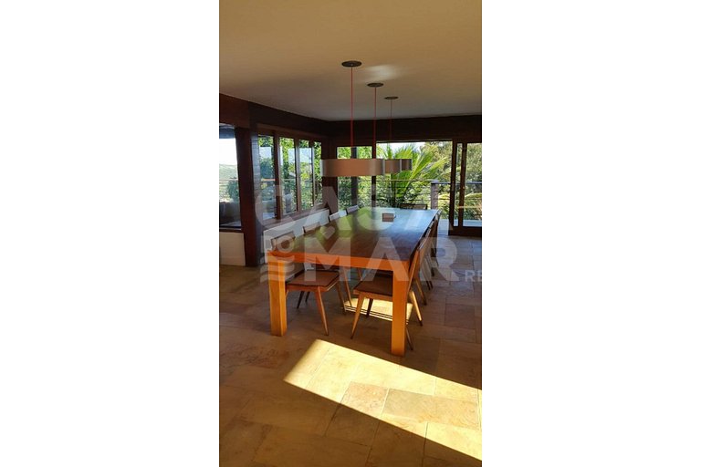Linda casa com cinco suítes, localizada na Praia da Ferradur