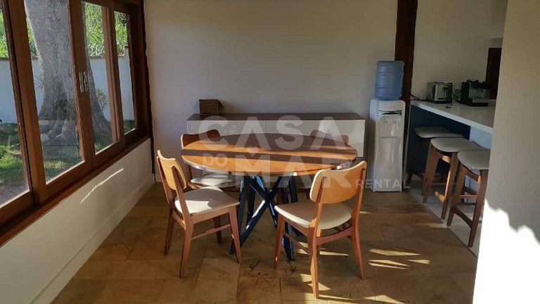 Linda casa com cinco suítes, localizada na Praia da Ferradur