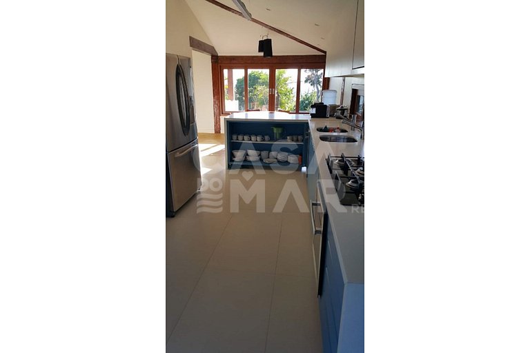 Beautiful house with five suites, located in Ferradura Beach