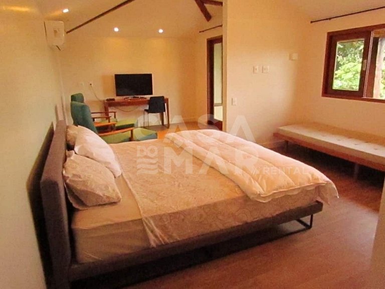 Linda casa com cinco suítes, localizada na Praia da Ferradur