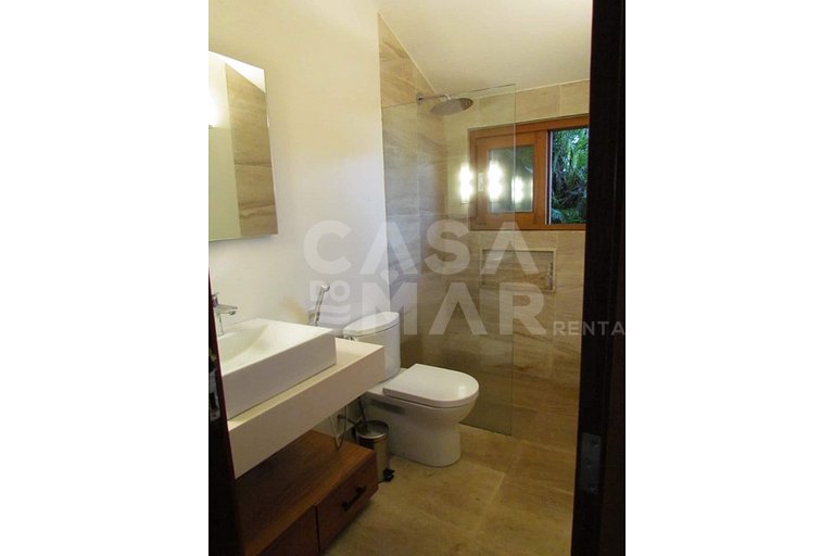 Beautiful house with five suites, located in Ferradura Beach