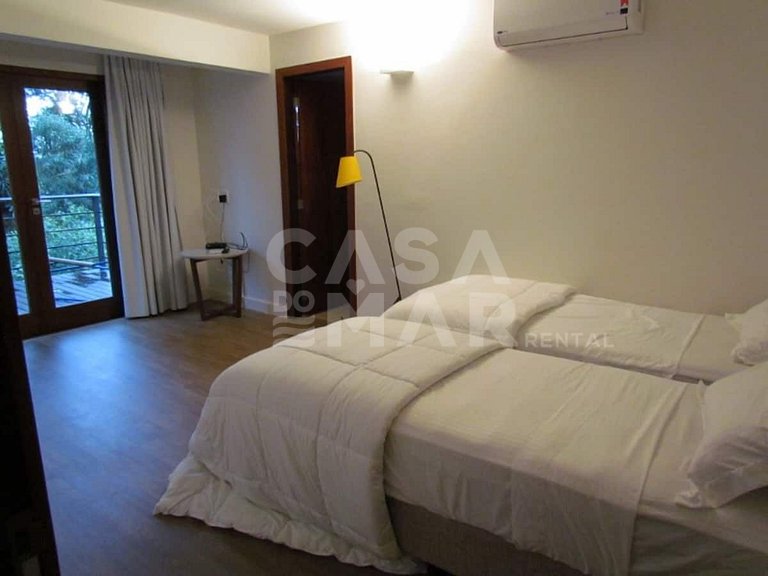 Linda casa com cinco suítes, localizada na Praia da Ferradur