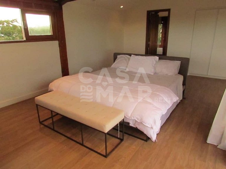 Beautiful house with five suites, located in Ferradura Beach