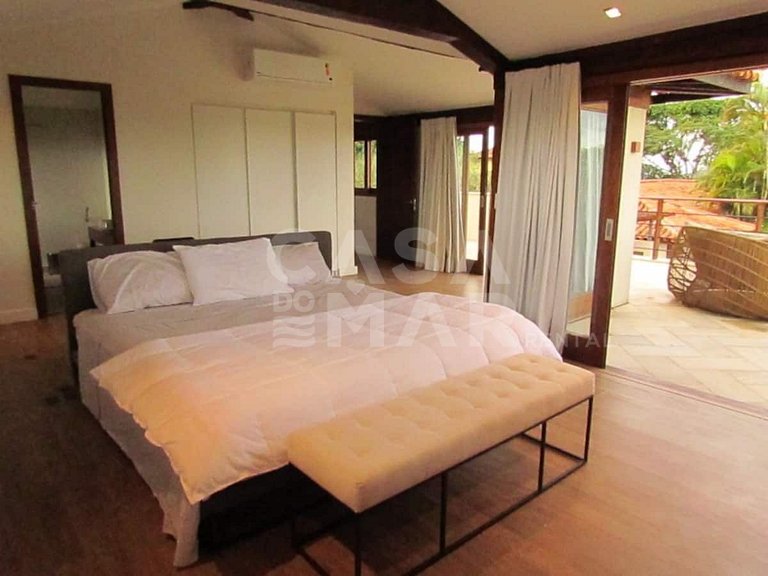 Linda casa com cinco suítes, localizada na Praia da Ferradur