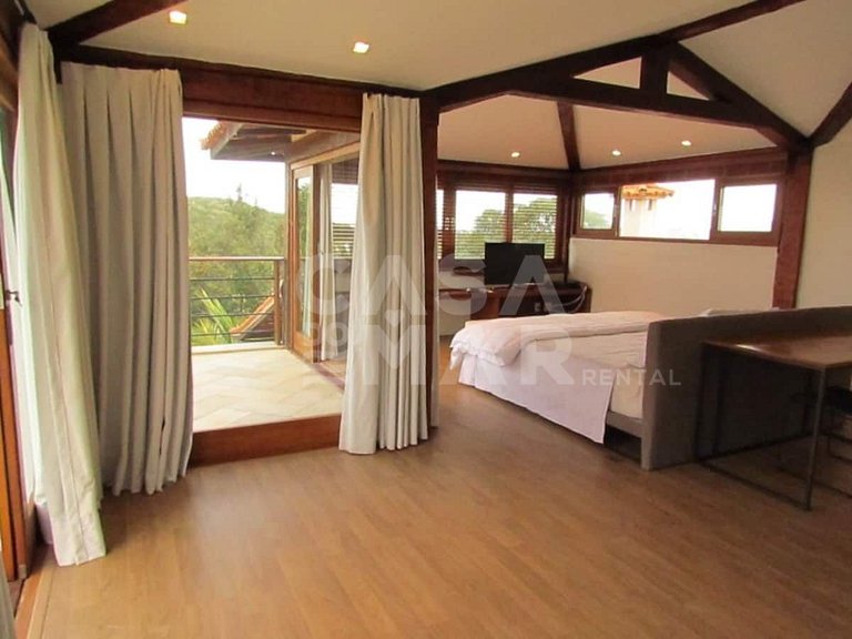 Linda casa com cinco suítes, localizada na Praia da Ferradur