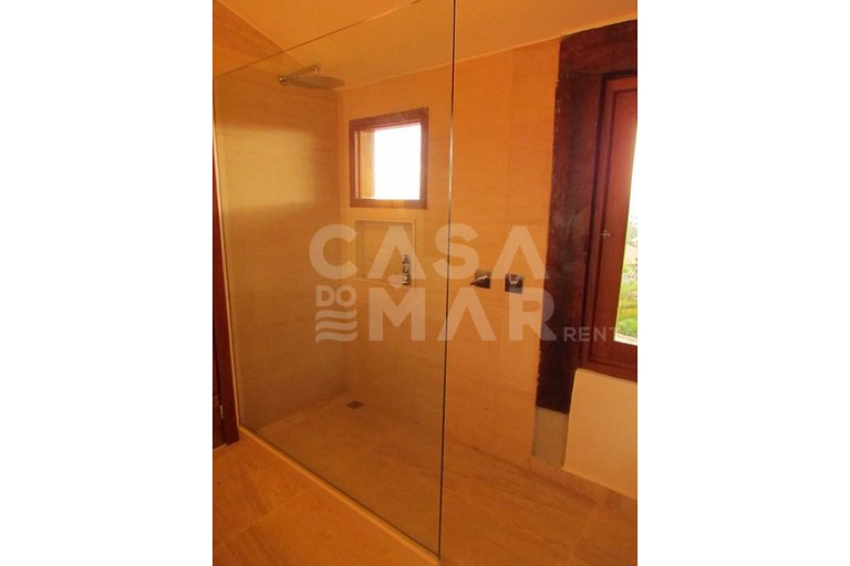 Beautiful house with five suites, located in Ferradura Beach