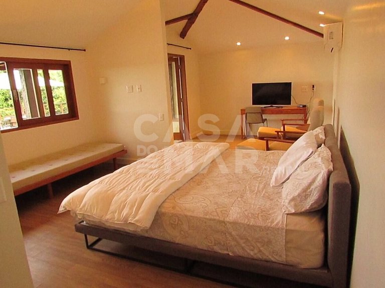 Beautiful house with five suites, located in Ferradura Beach