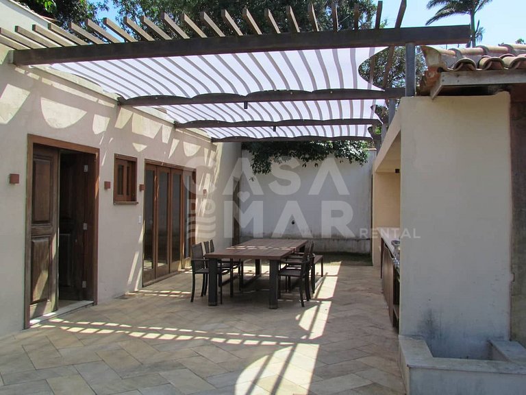 Linda casa com cinco suítes, localizada na Praia da Ferradur