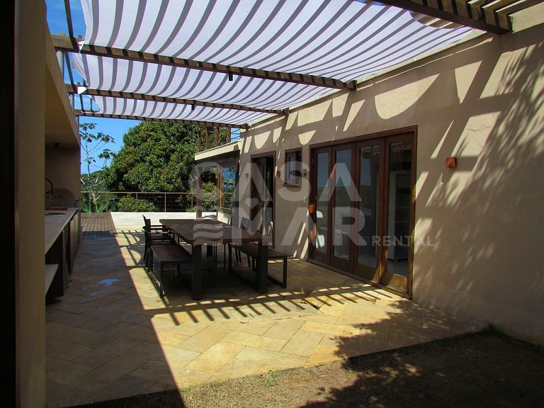 Beautiful house with five suites, located in Ferradura Beach