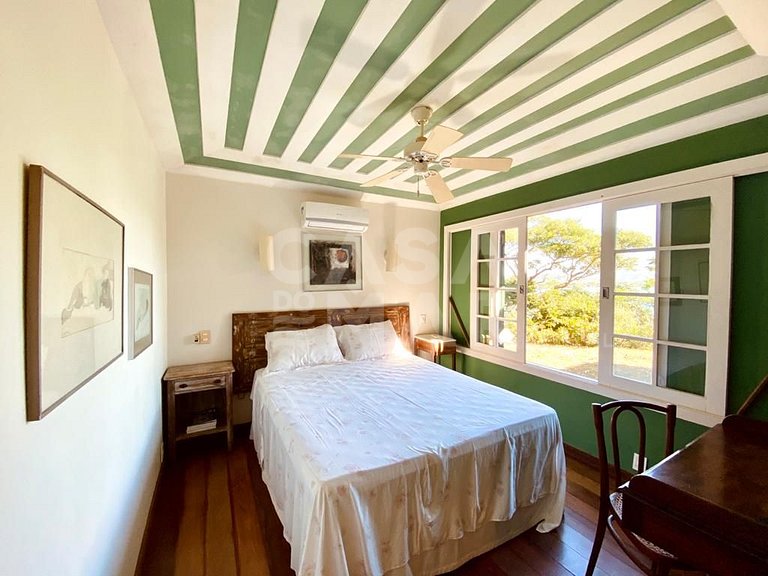 Espetacular casa composta de 4 suítes, localizada em Ponta d