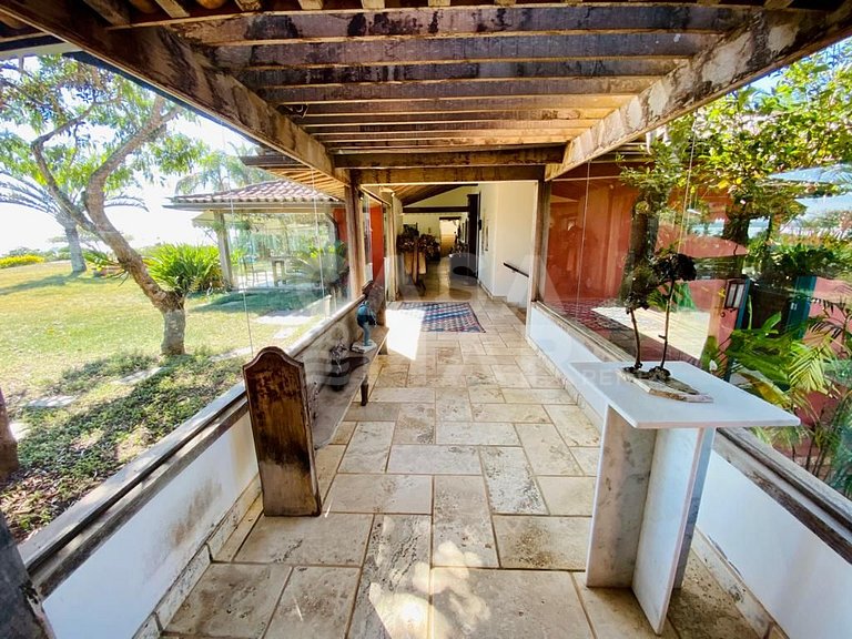 Espetacular casa composta de 4 suítes, localizada em Ponta d