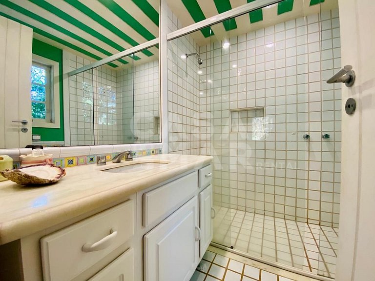 Espetacular casa composta de 4 suítes, localizada em Ponta d
