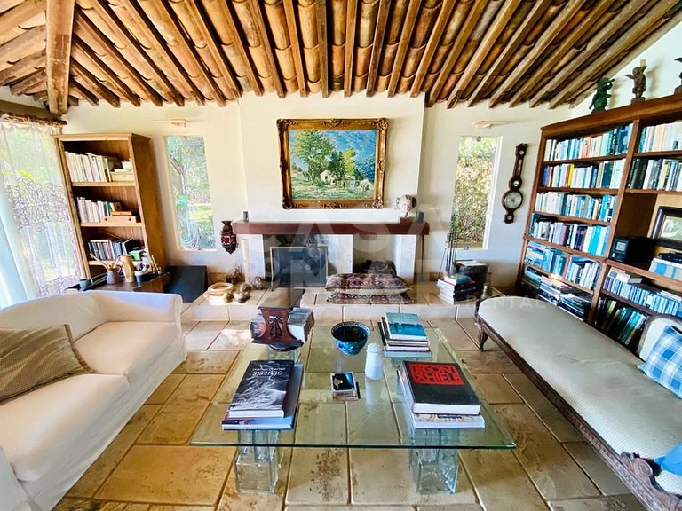 Espetacular casa composta de 4 suítes, localizada em Ponta d