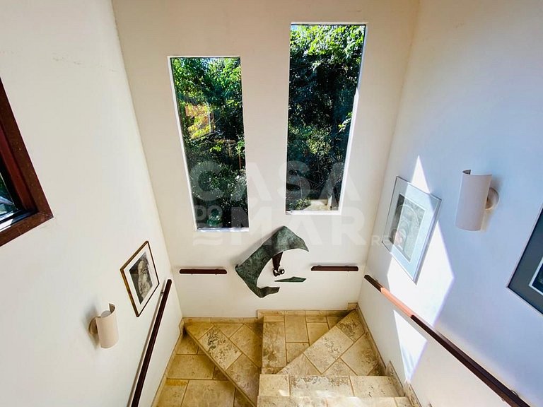 Espetacular casa composta de 4 suítes, localizada em Ponta d