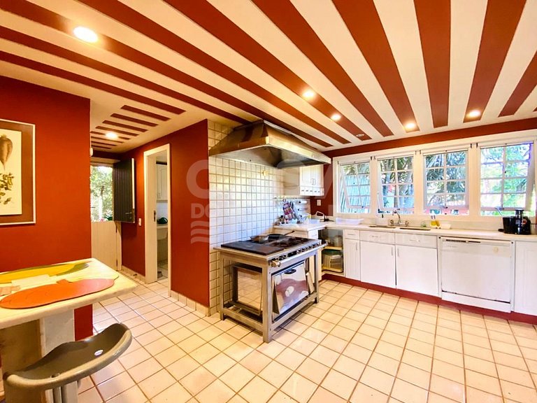 Espetacular casa composta de 4 suítes, localizada em Ponta d