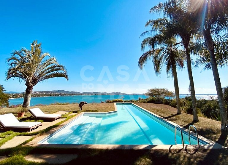 Espetacular casa composta de 4 suítes, localizada em Ponta d