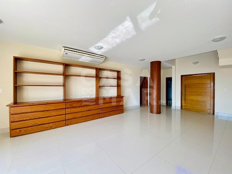Linda casa composta de 7 quartos, sendo 5 suítes, localizada