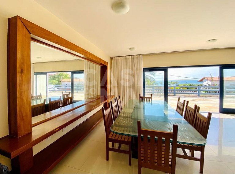 Linda casa composta de 7 quartos, sendo 5 suítes, localizada
