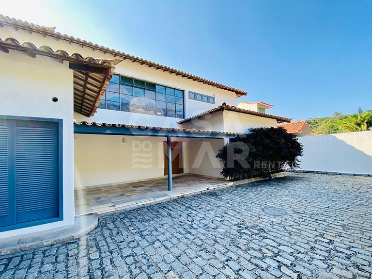 Linda casa composta de 7 quartos, sendo 5 suítes, localizada
