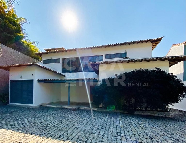 Linda casa composta de 7 quartos, sendo 5 suítes, localizada
