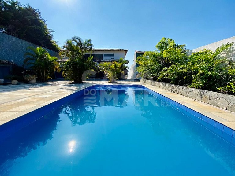 Linda casa composta de 7 quartos, sendo 5 suítes, localizada