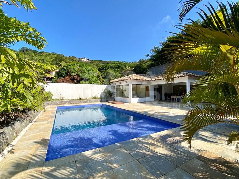 Linda casa composta de 7 quartos, sendo 5 suítes, localizada
