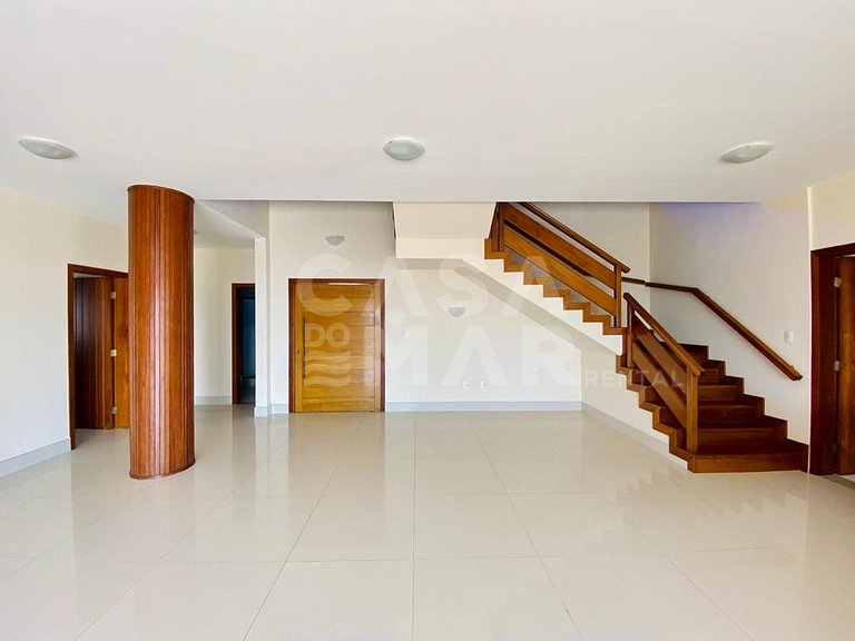 Linda casa composta de 7 quartos, sendo 5 suítes, localizada