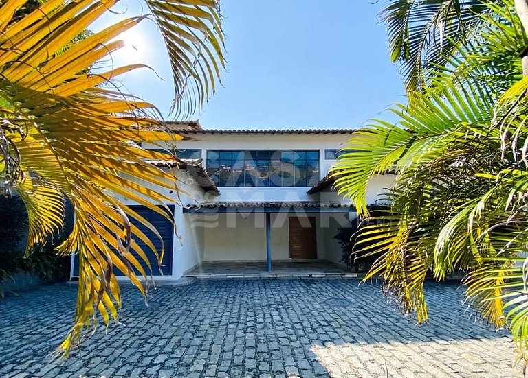 Linda casa composta de 7 quartos, sendo 5 suítes, localizada