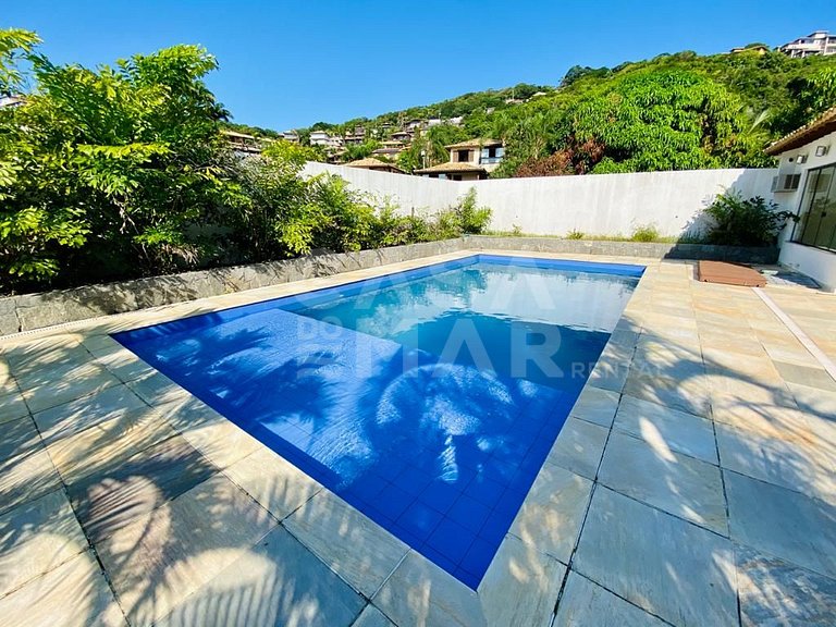 Linda casa composta de 7 quartos, sendo 5 suítes, localizada