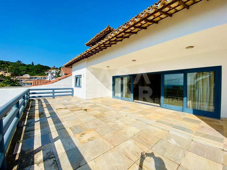 Linda casa composta de 7 quartos, sendo 5 suítes, localizada