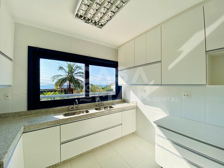 Linda casa composta de 7 quartos, sendo 5 suítes, localizada