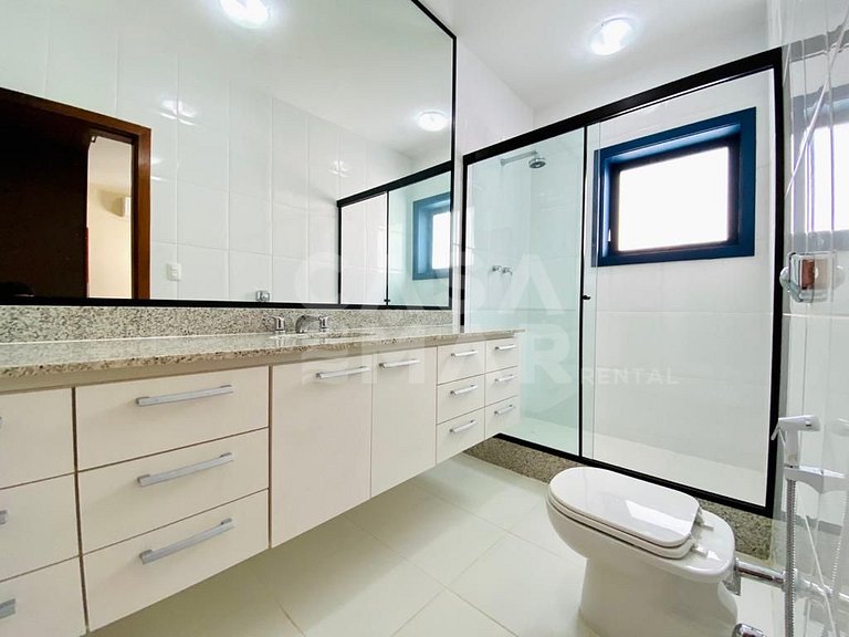 Linda casa composta de 7 quartos, sendo 5 suítes, localizada