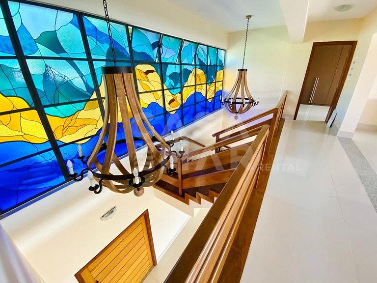 Linda casa composta de 7 quartos, sendo 5 suítes, localizada