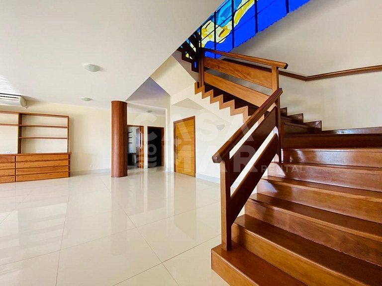 Linda casa composta de 7 quartos, sendo 5 suítes, localizada