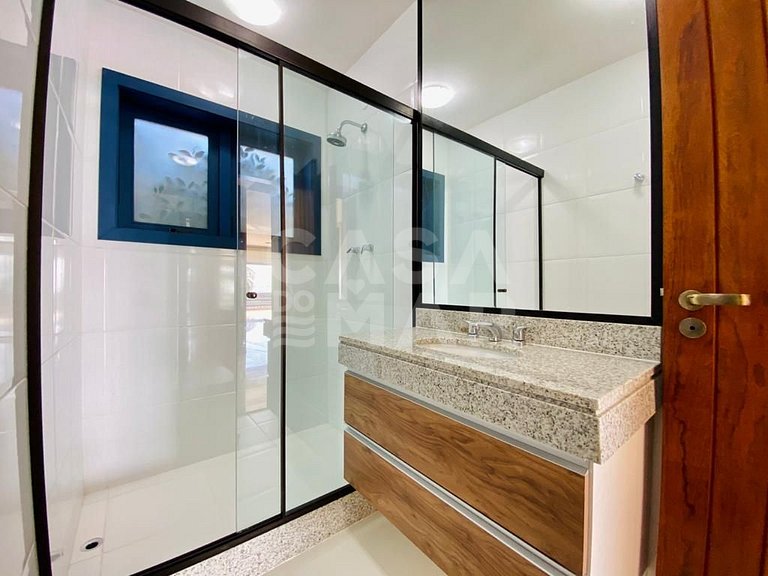 Linda casa composta de 7 quartos, sendo 5 suítes, localizada