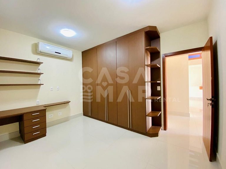 Linda casa composta de 7 quartos, sendo 5 suítes, localizada