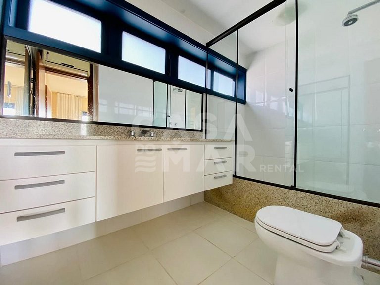 Linda casa composta de 7 quartos, sendo 5 suítes, localizada