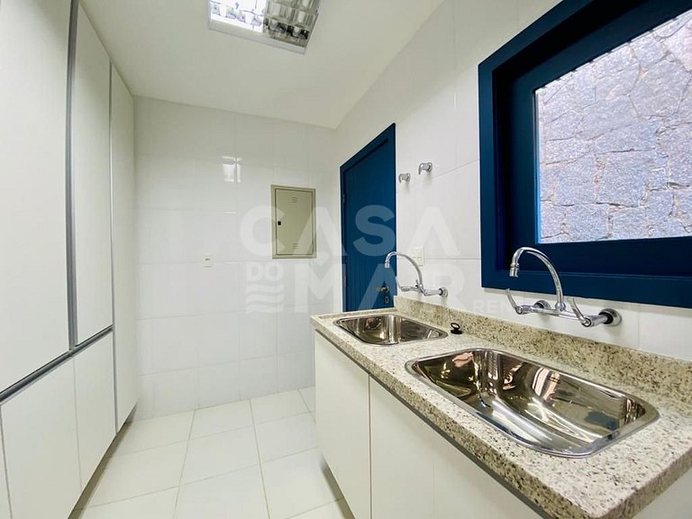Linda casa composta de 7 quartos, sendo 5 suítes, localizada