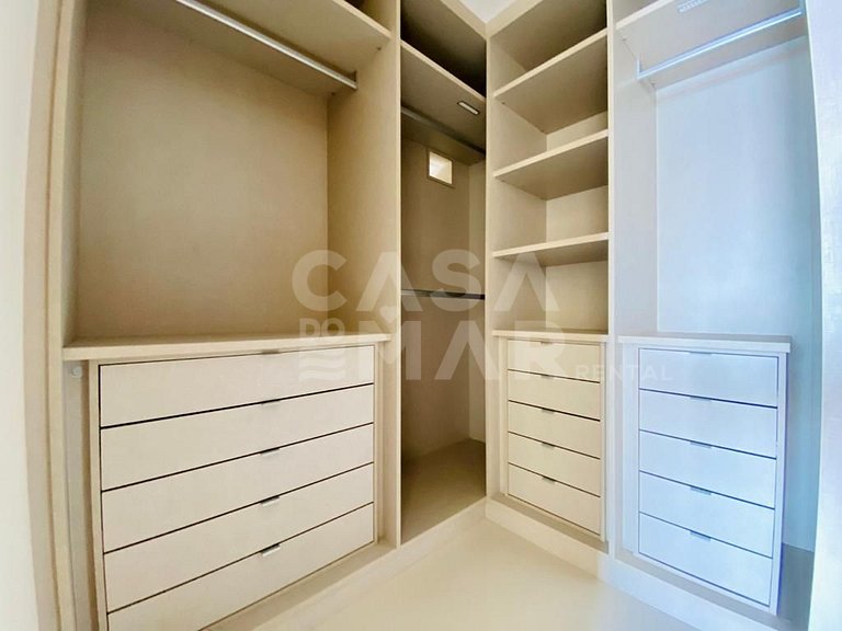 Linda casa composta de 7 quartos, sendo 5 suítes, localizada