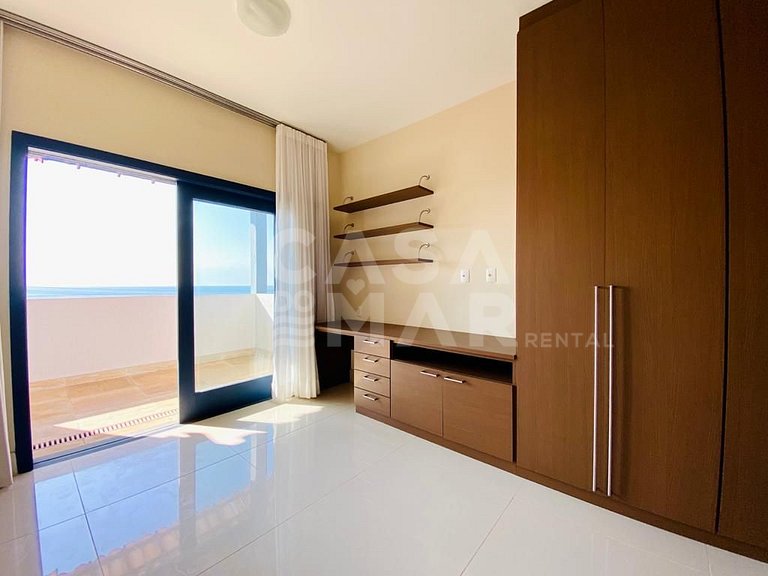 Linda casa composta de 7 quartos, sendo 5 suítes, localizada