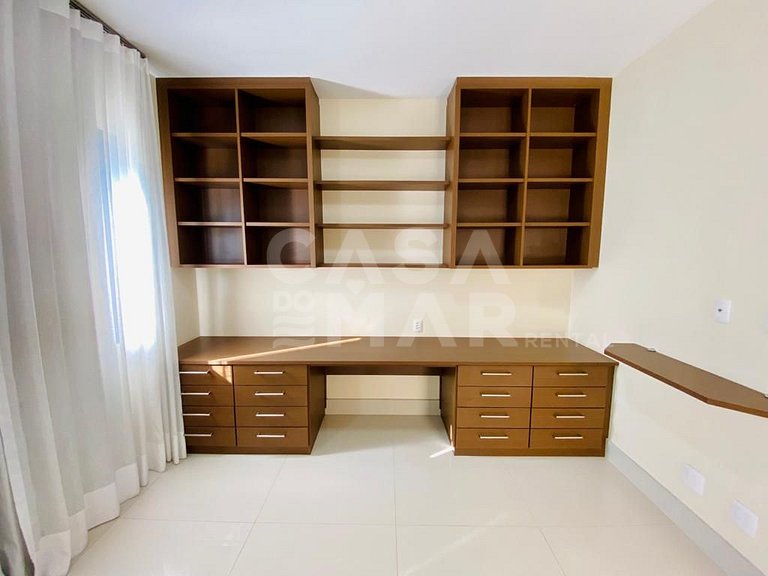 Linda casa composta de 7 quartos, sendo 5 suítes, localizada