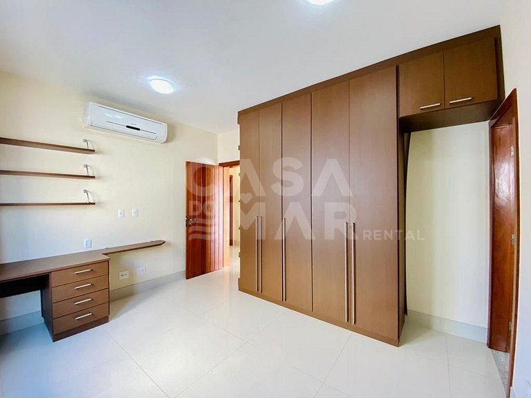 Linda casa composta de 7 quartos, sendo 5 suítes, localizada