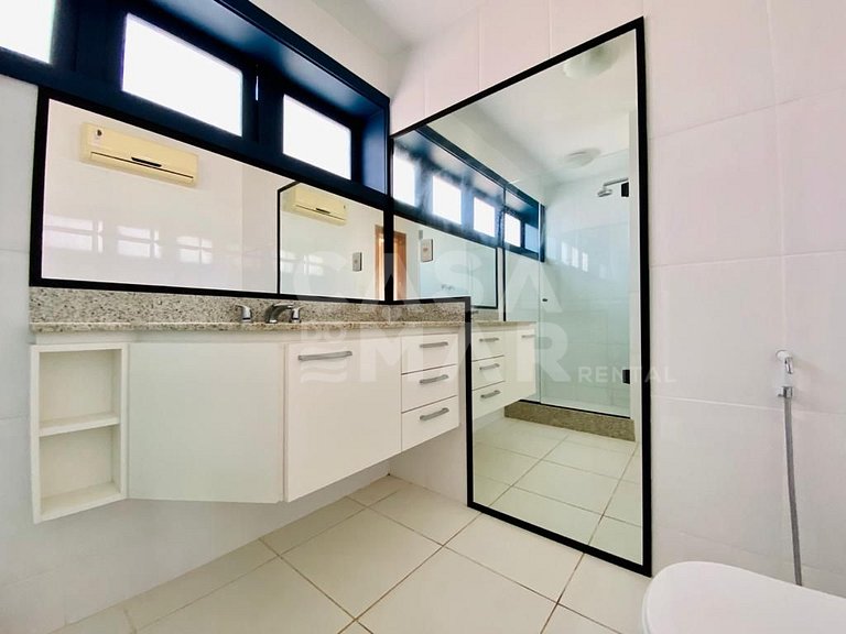 Linda casa composta de 7 quartos, sendo 5 suítes, localizada