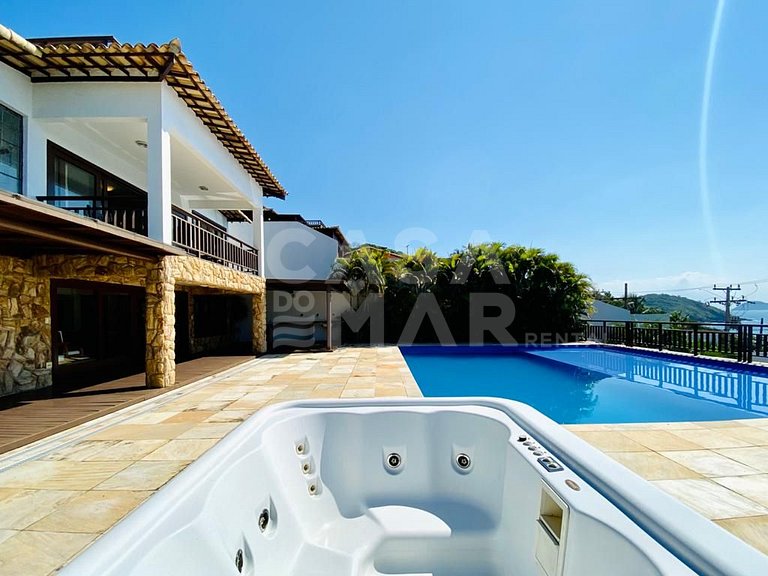 Linda casa com 6 quartos, sendo 3 suítes, localizada em João