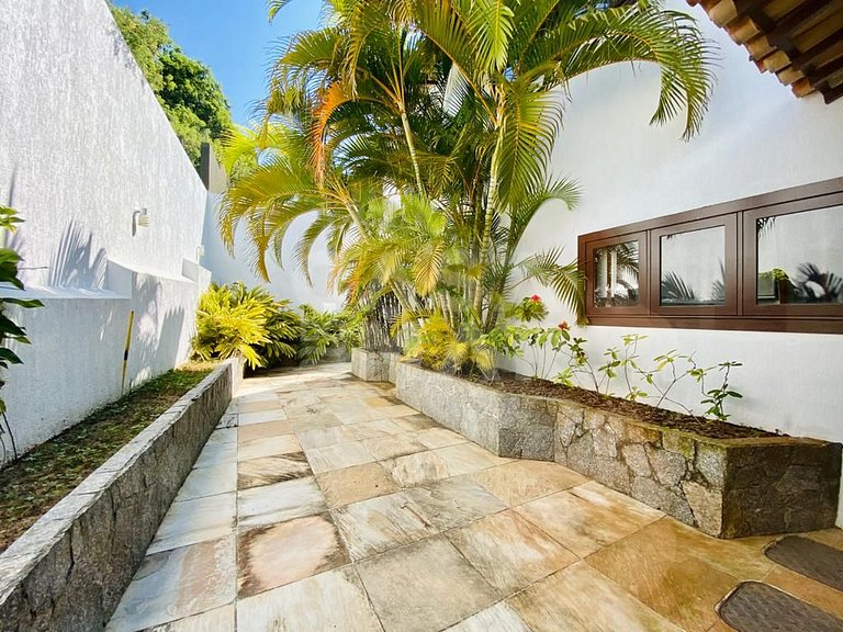 Linda casa com 6 quartos, sendo 3 suítes, localizada em João