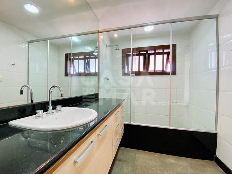 Linda casa com 6 quartos, sendo 3 suítes, localizada em João