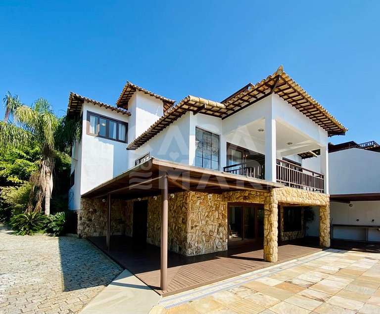 Linda casa com 6 quartos, sendo 3 suítes, localizada em João